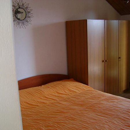 Apartments Mila Bol Habitación foto