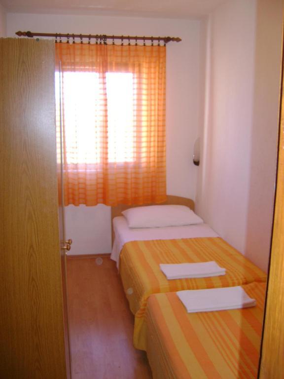 Apartments Mila Bol Habitación foto