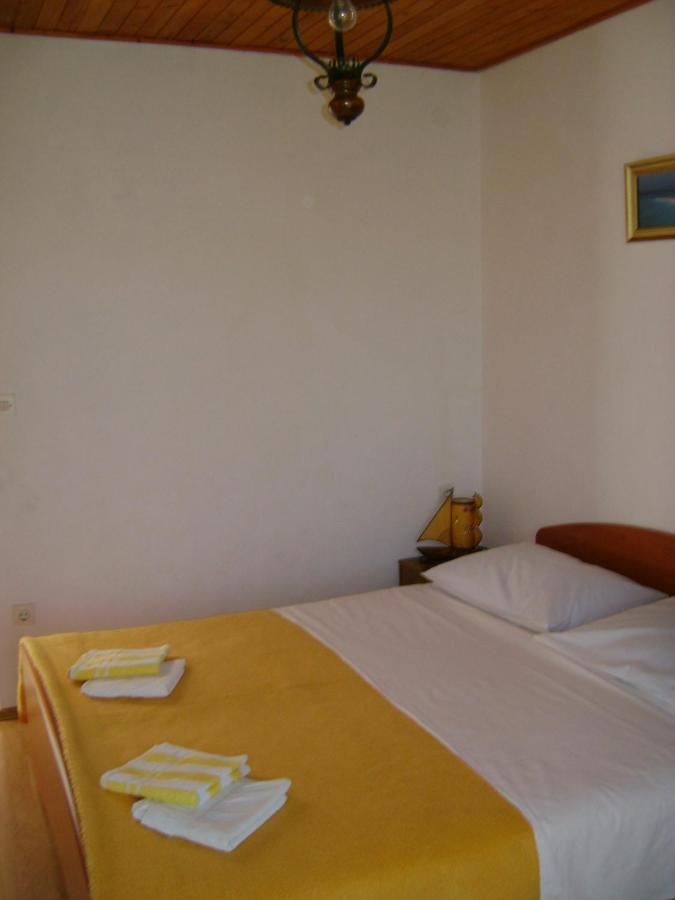 Apartments Mila Bol Habitación foto